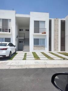 a white car parked in front of a white house at Departamento Los Héroes Veracruz in Veracruz