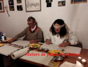maison d'art et d'autres في Champagne: يجلس شخصان على طاولة مع أوراق