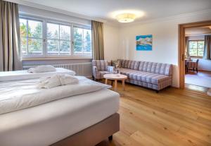 Ein Bett oder Betten in einem Zimmer der Unterkunft Hotel Häuserl im Wald