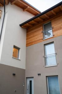 Casa con ventanas y techo de madera en Agriturismo Val Castel, en Sporminore