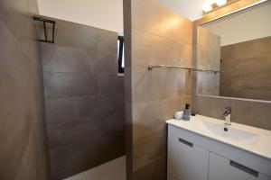 a bathroom with a sink and a mirror at Apartamento Aperitivo in Tavira