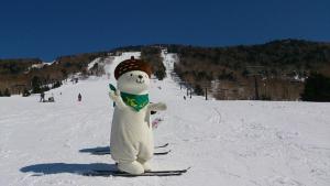 um grande boneco de neve insuflável parado na neve em Shiga Kogen Olympic Hotel em Yamanouchi