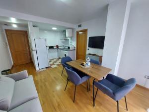 cocina y comedor con mesa y sillas en APARTAMENTO PLAZA DEL AYUNTAMIENTO con PARKING en Linares