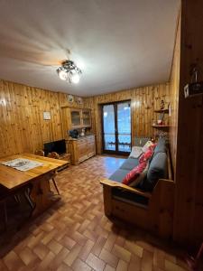 ein Wohnzimmer mit einem Sofa und einem Tisch in der Unterkunft Le bonbon di morgex vda morgex cir 27 in Morgex