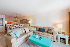 sala de estar con sofá y mesa en Emerald Isle 412, en Fort Walton Beach