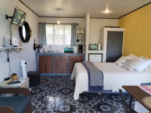 blanc haus في غريسيا: غرفة نوم بسرير كبير ومطبخ