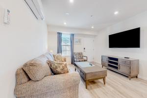 Televisyen dan/atau pusat hiburan di 13 Rehoboth Beach House --- 20494 Coastal Highway, Unit #13