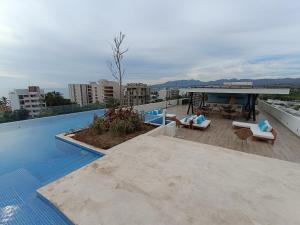 a view of a pool on top of a building at Excelente ubicación con roof garden y alberca in Bucerías