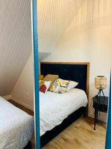 um quarto com uma cama com uma moldura azul em Le Rennais - Gare & centre ville em Rennes