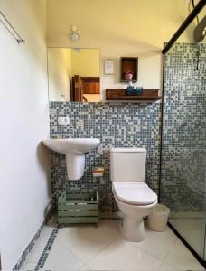 y baño con aseo y lavamanos. en CasaComVida pousada en Santo Antônio do Pinhal
