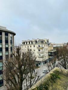 uma vista para uma cidade com edifícios e uma rua em Le Rennais - Gare & centre ville em Rennes