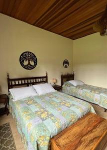 1 dormitorio con 2 camas en una habitación en CasaComVida pousada en Santo Antônio do Pinhal