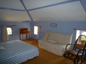- un salon avec un lit et un canapé dans l'établissement Au Bon Accueil, à Jonzac