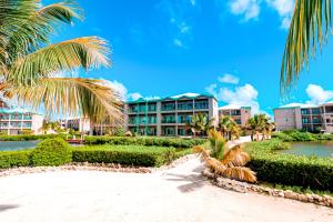 - Vistas al complejo desde la playa con palmeras en Suite I101 at Mara Laguna Gold Standard Certified, en San Pedro