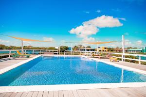 Bazén v ubytování Suite E102 at Mara Laguna Gold Standard Certified nebo v jeho okolí