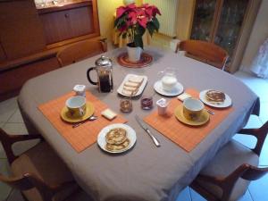 容札克的住宿－歐邦阿庫埃爾住宿加早餐旅館，上面有盘子的桌子