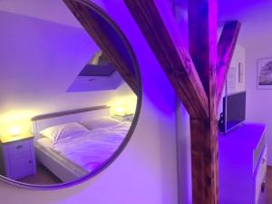 a bedroom with a round mirror and a bed at Schwarzwaldliebe Ferienwohnung mit eigenem Garten in Gaggenau