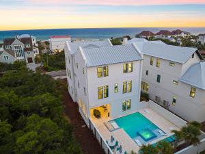 Πισίνα στο ή κοντά στο Seven Palms Retreat