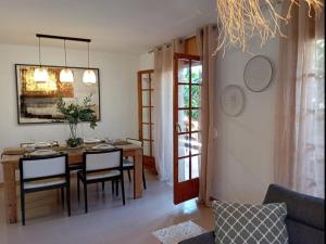 ein Wohnzimmer mit Tisch und Stühlen und ein Esszimmer in der Unterkunft Casa en Castelldefels a 5 min de la playa in Castelldefels