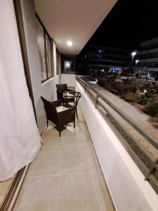 a balcony with two chairs and a table on a building at Departamento del norte in Arica