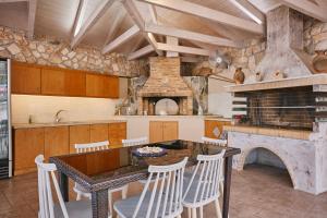 Kuchyň nebo kuchyňský kout v ubytování Jessica Luxury Villa