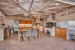 Kuchyň nebo kuchyňský kout v ubytování Jessica Luxury Villa