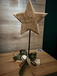 una estrella de madera sobre una mesa en Apartamenty Termalne GREEN Apartment en Uniejow