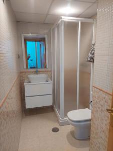 a bathroom with a shower and a toilet and a sink at Apartamento CentroLinares Con Parking in Linares
