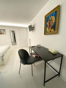 a living room with a black desk and a chair at PianoB&b in Campobasso