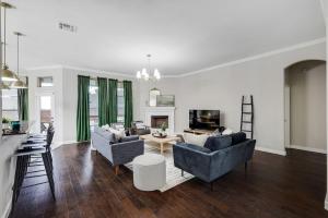 Μια τηλεόραση ή/και κέντρο ψυχαγωγίας στο 5-Bed 2-Bath with Pool & Backyard Retreat