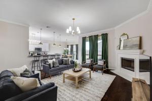 Χώρος καθιστικού στο 5-Bed 2-Bath with Pool & Backyard Retreat
