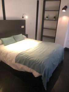 a bedroom with a large bed with white sheets at Loft 5 Maracena centro in Maracena