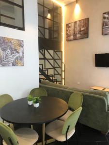 a dining room with a couch and a table and chairs at Loft 5 Maracena centro in Maracena