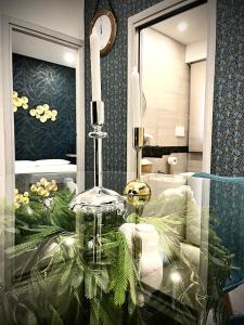 La salle de bains est pourvue d'une table en verre avec une bougie. dans l'établissement LAVIKA - Luxury Holiday Home, à Aci Trezza