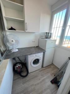 uma lavandaria com uma máquina de lavar roupa e uma máquina de lavar roupa em casa amor em Torrevieja