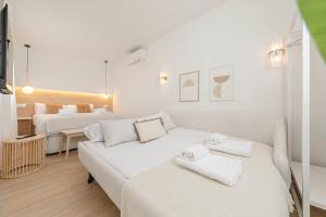 セビリアにあるISG Apartments Faustino 45-3の白い部屋(ベッド2台、ソファ付) +55枚の写真