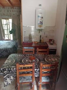 比亚莱特马西Cabañas Wasirumi的房间里有一张桌子和几把椅子的厨房