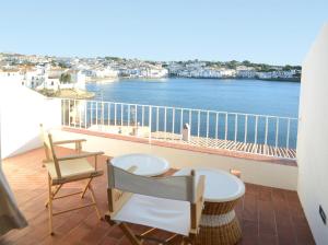 d'un balcon avec des chaises et une vue sur l'eau. dans l'établissement Casa Flora - Cadaqués, à Cadaqués