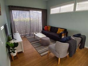 sala de estar con sofá y mesa en Wineberry Lodge, en Wanaka