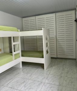 1 dormitorio con 2 literas en una habitación en Aconchegante casa a 50m da praia, en Praia Grande