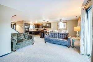 Posezení v ubytování Cecil Vacation Rental Walk to Shawano Lake!