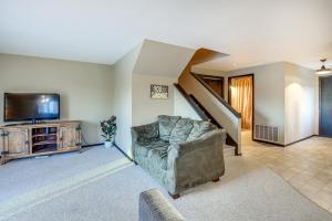 TV a/nebo společenská místnost v ubytování Cecil Vacation Rental Walk to Shawano Lake!