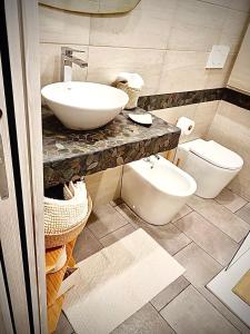La salle de bains est pourvue d'un lavabo et de toilettes. dans l'établissement LAVIKA - Luxury Holiday Home, à Aci Trezza