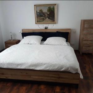 um quarto com uma cama grande e uma cabeceira em madeira em Das Hexenlandhaus em Braunlage