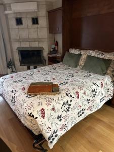 um quarto com uma cama com um cobertor em Au p'tit cocon sur le lac em Magog-Orford