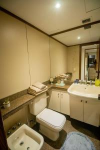 a bathroom with a toilet and a sink at Flat Vieira Souto Vista Mar in Rio de Janeiro