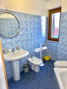 a bathroom with a sink and a toilet and a mirror at Villa Esclusiva a 3 Piani in Bardonecchia
