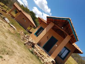 uma casa no lado de uma colina em Pousada Fazenda Vitoria em São João Batista do Glória