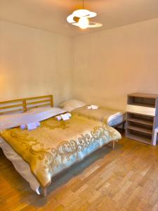 two twin beds in a room with a dresser at Villa Esclusiva a 3 Piani in Bardonecchia