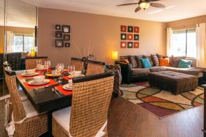 ein Wohnzimmer mit einem Tisch und einem Sofa in der Unterkunft Bridgeport Condo 209 in Bradenton Beach